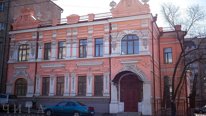 Новую дверь в доходном доме Левинсона на Ленина в Чите установили временно