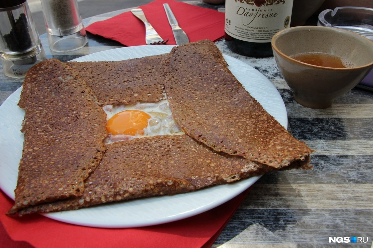 Гречневый блин galette complete во французской блинной Гречневый блин galette complete во французской блинной