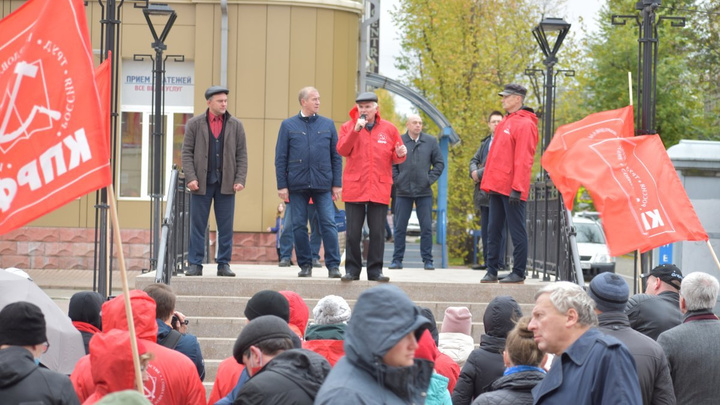 Около 50 человек пришли на встречу с депутатами КПРФ в Иркутске по итогам выборов в ГД