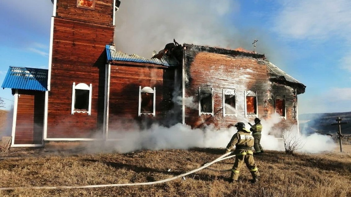 Пожар произошёл в деревянной церкви в селе Белоусово Качугского района