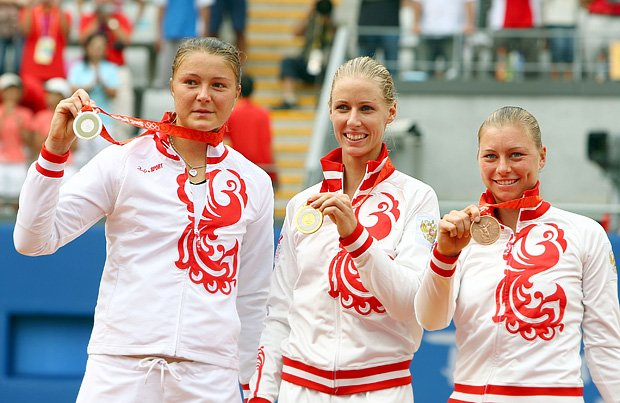Динара Сафина, Елена Дементьева и Вера Звонарёва (слева направо) на олимпийском подиуме в Пекине