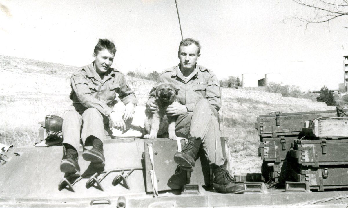 Владимир (слева) с сослуживцем и собакой по кличке Эфка, которую назвали так в честь противопехотной гранаты Ф-1