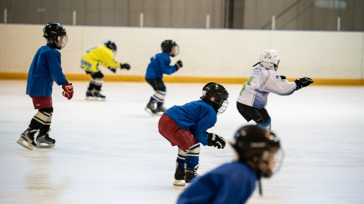 Отдать ребёнка на хоккей в 4 года — риск, глупость или польза