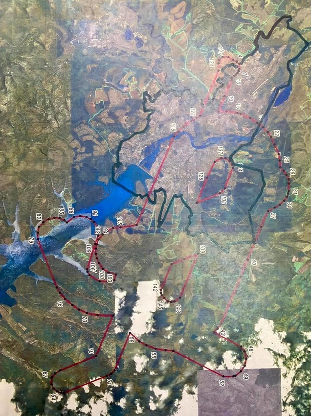 Наложение границ ПАТ (красным) на границы Иркутска (чёрным)