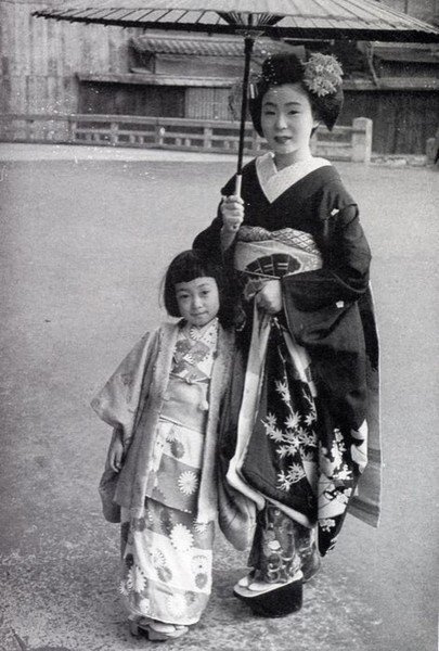 Минэко Ивасаки еще ребенком попала в окия, где из нее и вырастили настоящую гейшу