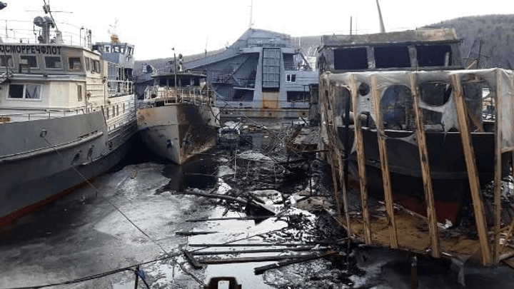 Росприроднадзор выявил загрязнение Иркутского водохранилища из-за двух сгоревших катеров