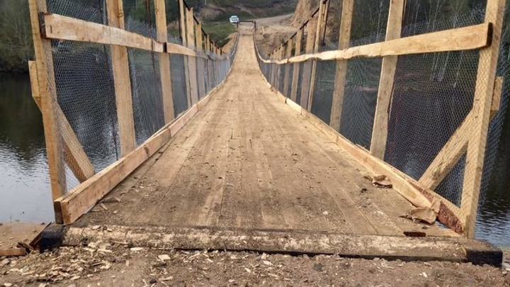 Мост в Урюме, с которого упали автомобиль и водитель во время наводнения, восстановили