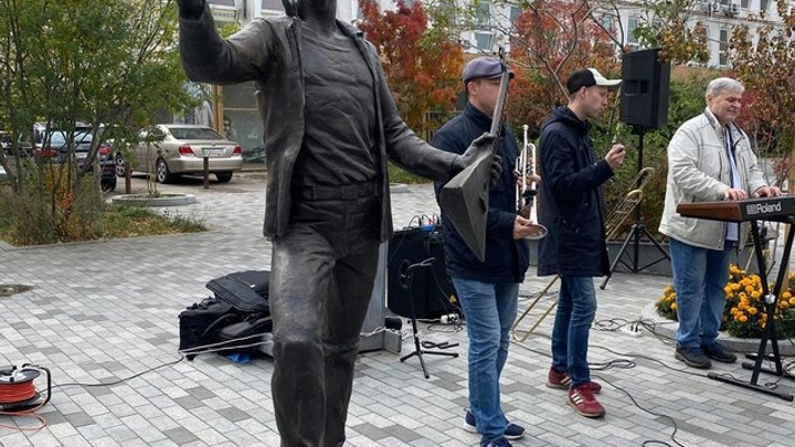 Скульптуру музыканта с балалайкой установили на ул. Урицкого в Иркутске