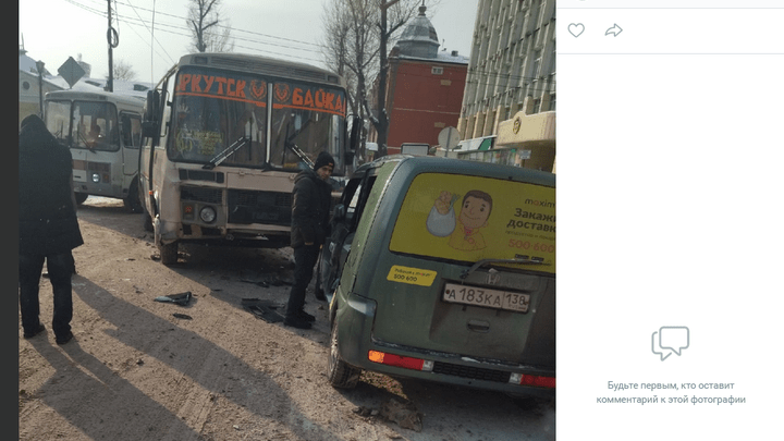 Автобус №65 с 15 пассажирами столкнулся с легковушкой в центре Иркутска