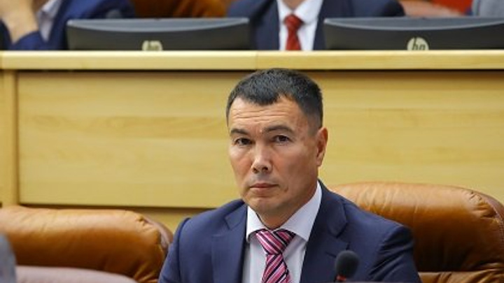 Глава правительства Приангарья предложил депутату ЗС Сарсенбаеву избраться в Госдуму