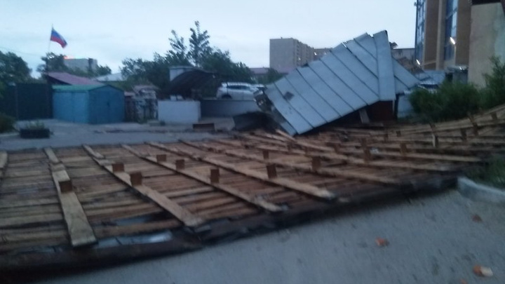 Ветер сорвал крышу со здания следственного комитета на Бутина в Чите
