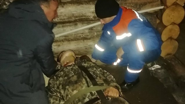 Спасатели эвакуировали мужчину, упавшего с крыши зимовья в тайге в Усольском районе