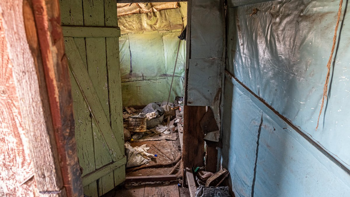 Как спасали заброшенного старика в заброшенном доме — репортаж из Балея