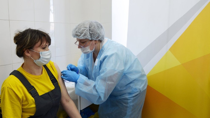 АНХК начала вакцинацию сотрудников от COVID-19