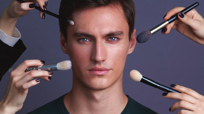 Мужской маникюр и макияж — как относятся читинцы к новым трендам