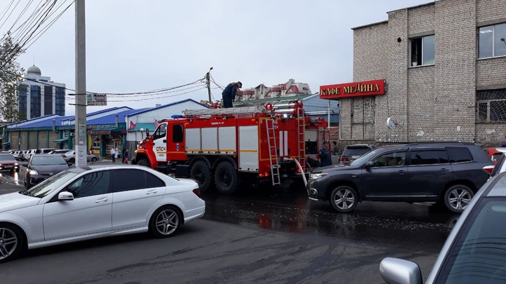 Пожарные потушили горящий торговый павильон около ТЦ «Ся Ян» в Чите
