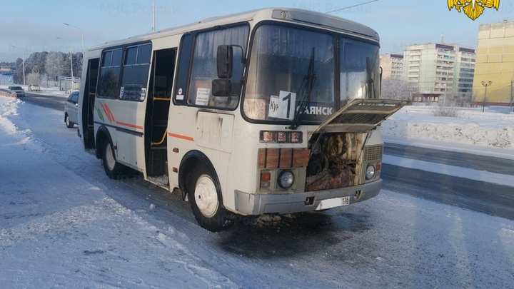 Автобус с тремя пассажирами загорелся во время выполнения рейса в Саянске