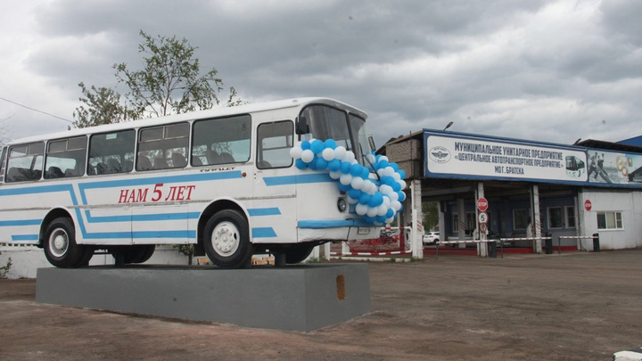 Старинный автобус-памятник установили в Братске