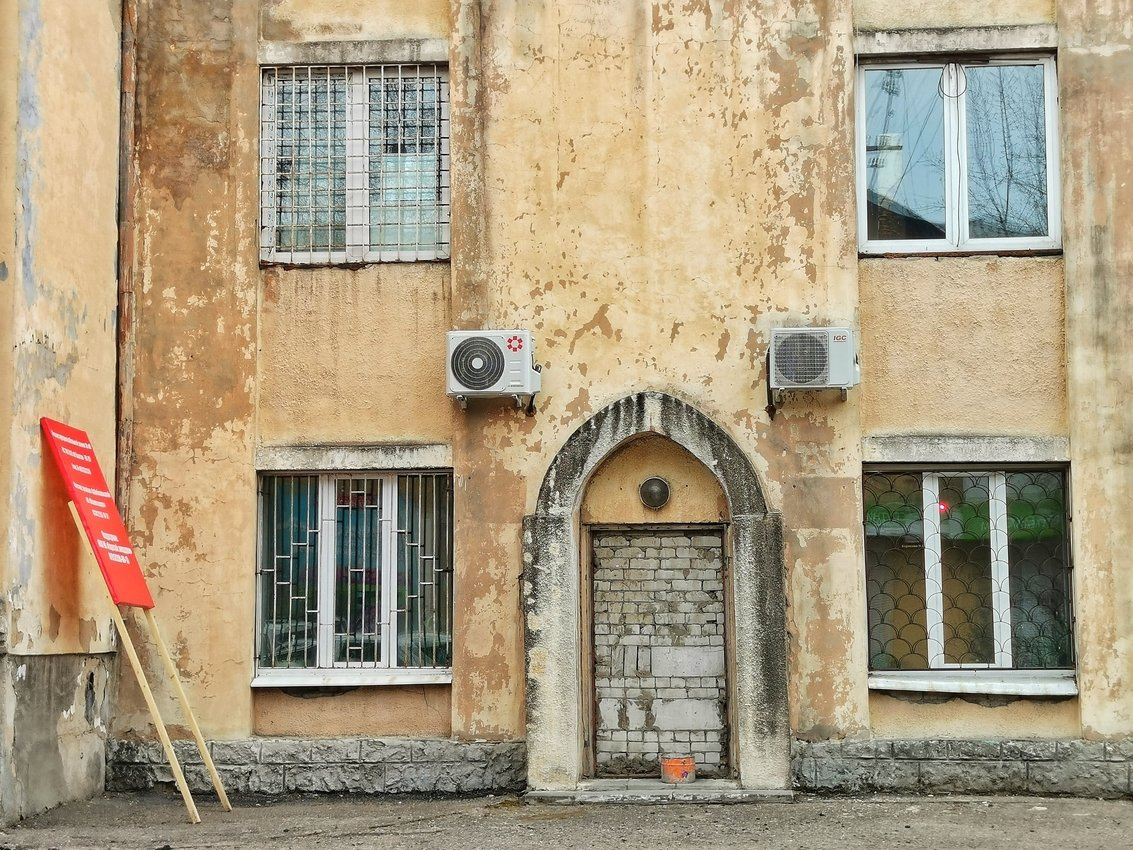 Чита ул шилова 8а. Серый старый дом фото. Город чита весной. Uninhabited houses. Улица ленина в чите.