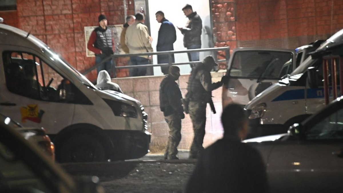 Вооруженный мужчина захватил и 6 часов удерживал ребенка в Чите. Что известно?