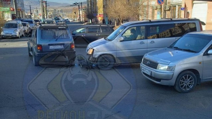 Лихач разбился на Академическом мосту в Иркутске, пытаясь скрыться от полиции