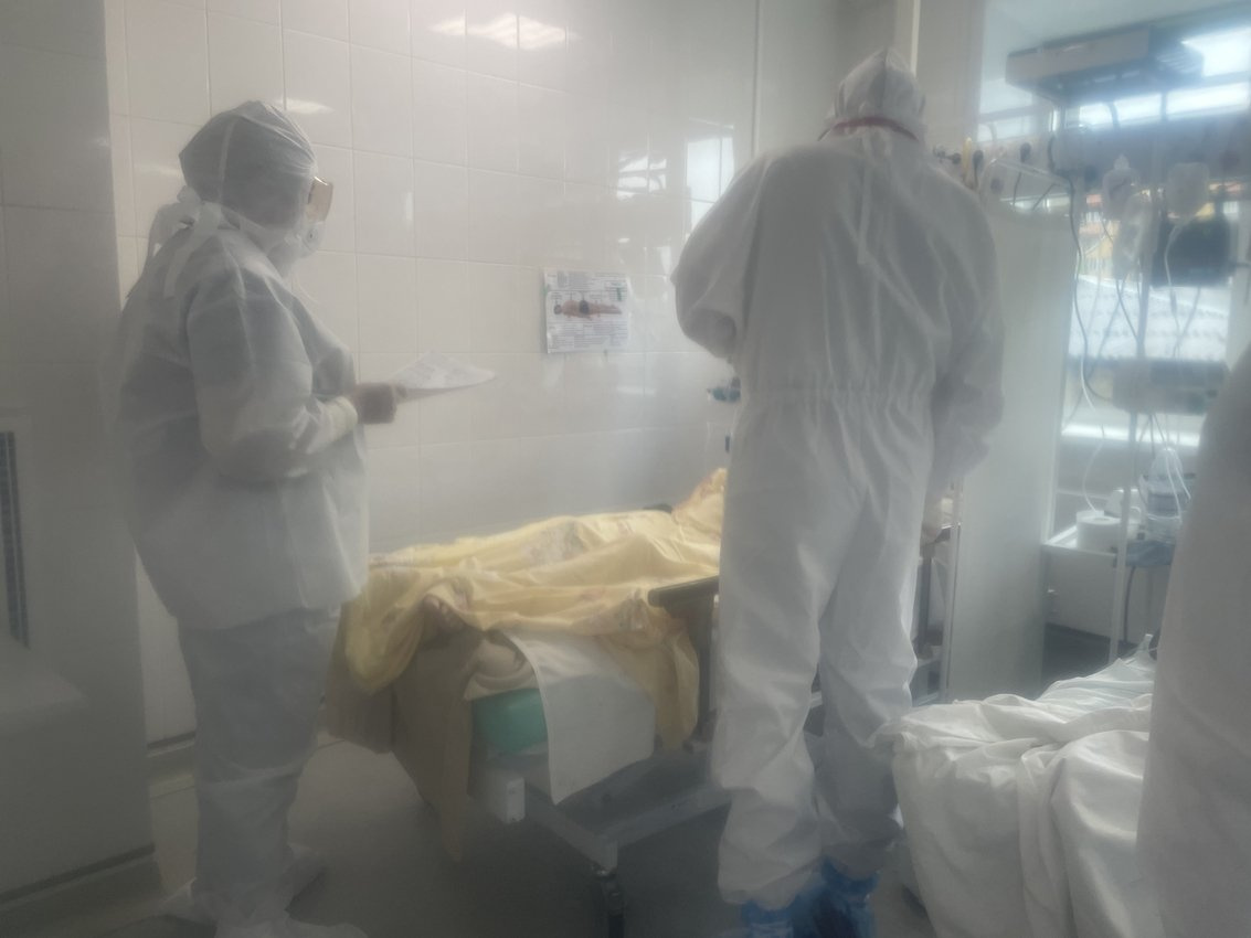 Врач Константин Шаповалов на обходе пациента с ковидом в реанимации Городской клинической больницы №1 в Чите Врач Константин Шаповалов на обходе пациента с ковидом в реанимации Городской клинической больницы №1 в Чите