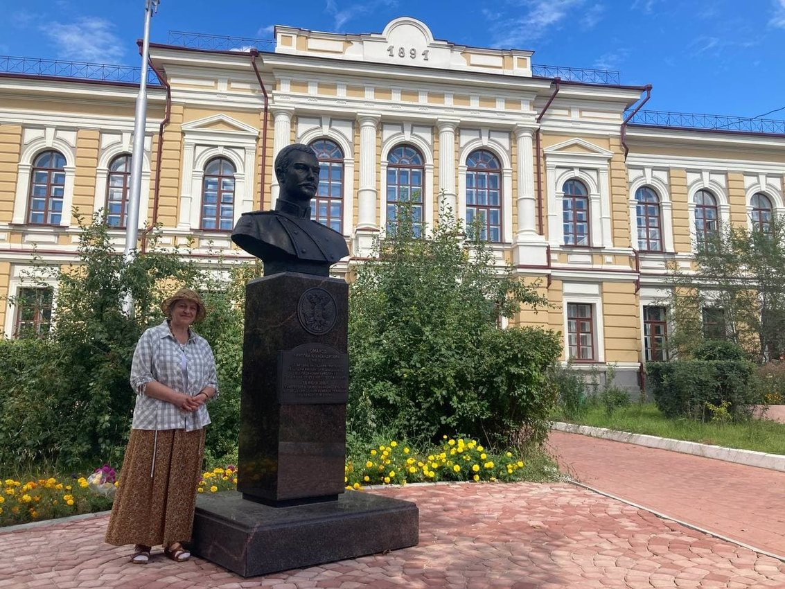 Профессор Людмила Камедина около здания медакадемии Профессор Людмила Камедина около здания медакадемии