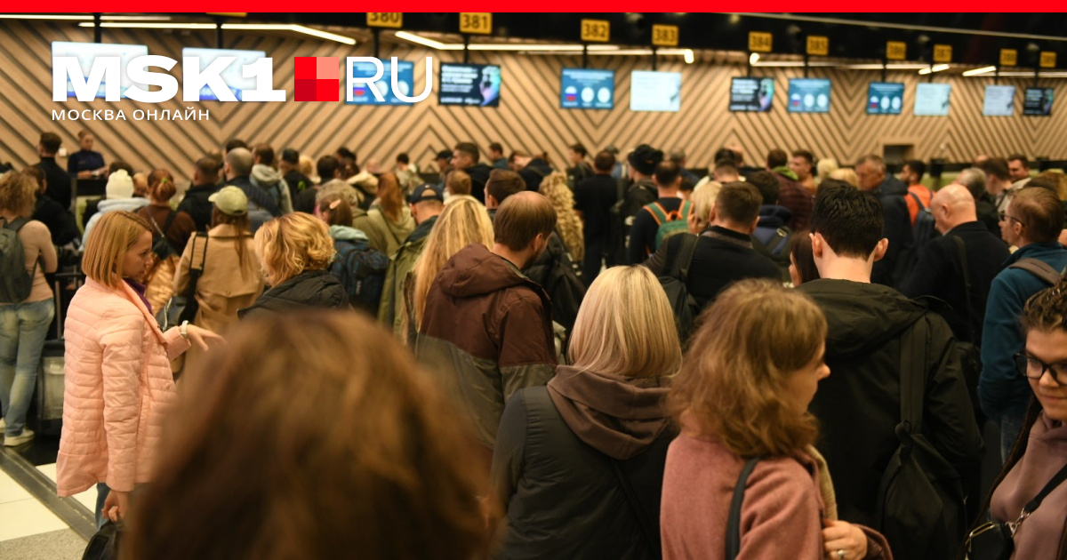 Что творится в аэропортах москвы сегодня. Очередь в аэропорту. Очереди в аэропортах Москвы. Очередь в Шереметьево. Очереди в Шереметьево сейчас.