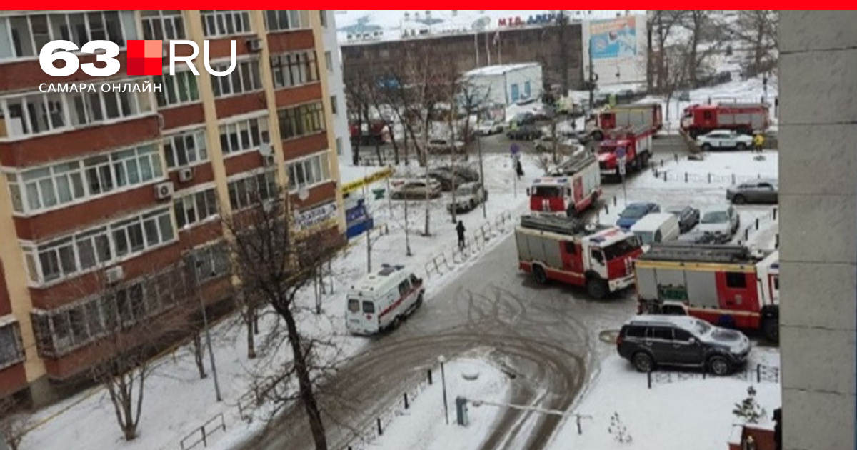 В Воронеже сняли на видео, как пикап Mitsubishi протаранил маршрутный автобус