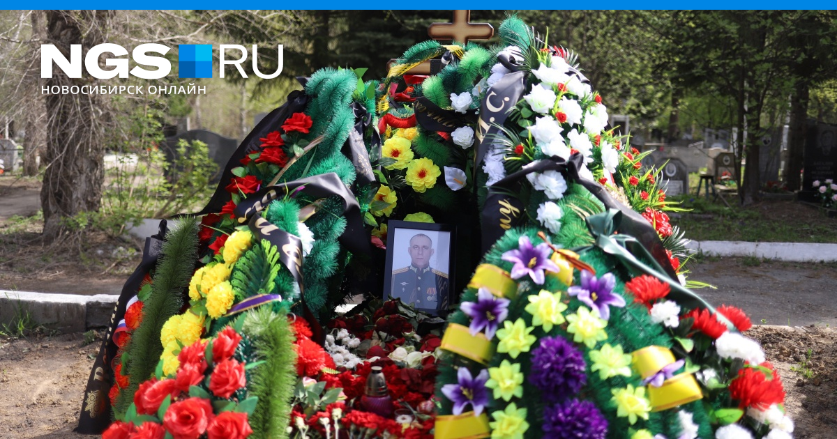 Кладбище военных погибших на Украине. Венки на кладбище.