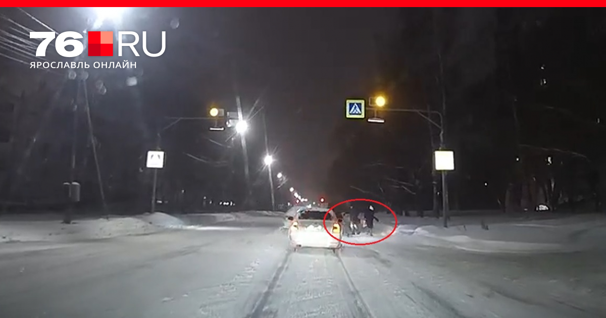 20 декабря 2021 г. ДТП на пешеходном переходе зимой. Сбили человека Ярославль вчера. Ярославль гололед.