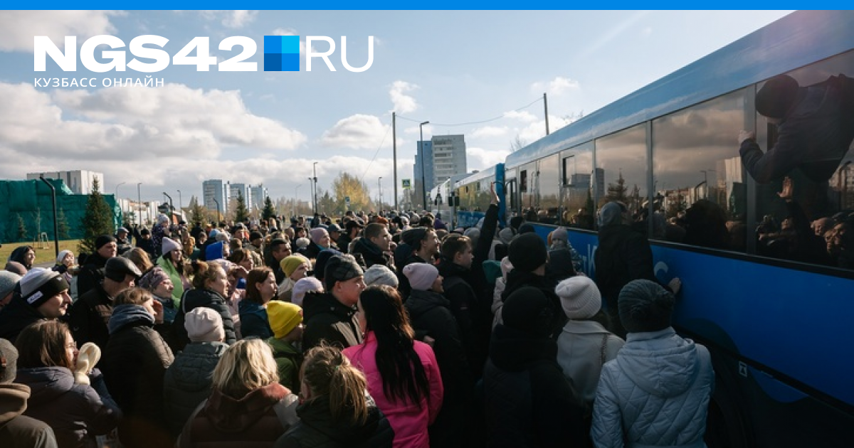 Проводы мобилизованных в кемерово. Мобилизация прощание. Мобилизирование из кемерово. Проводы мобилизованных мемориал воину кузбасс. Стрижи самолеты.