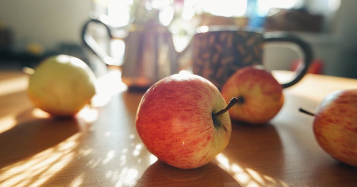 Почему яблоки на дереве приобретают прозрачность и как это происходит