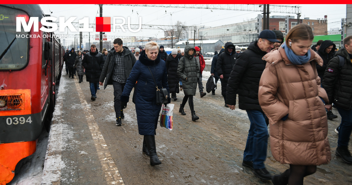 Из-за сбоя на Ярославском направлении пассажиры начали прыгать из поезда прямо на пути в снег