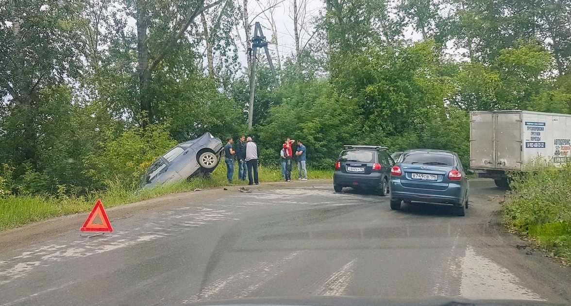 В Арамиле легковушка улетела в кювет на крутом повороте - 6 августа 2017 - Е1.ру