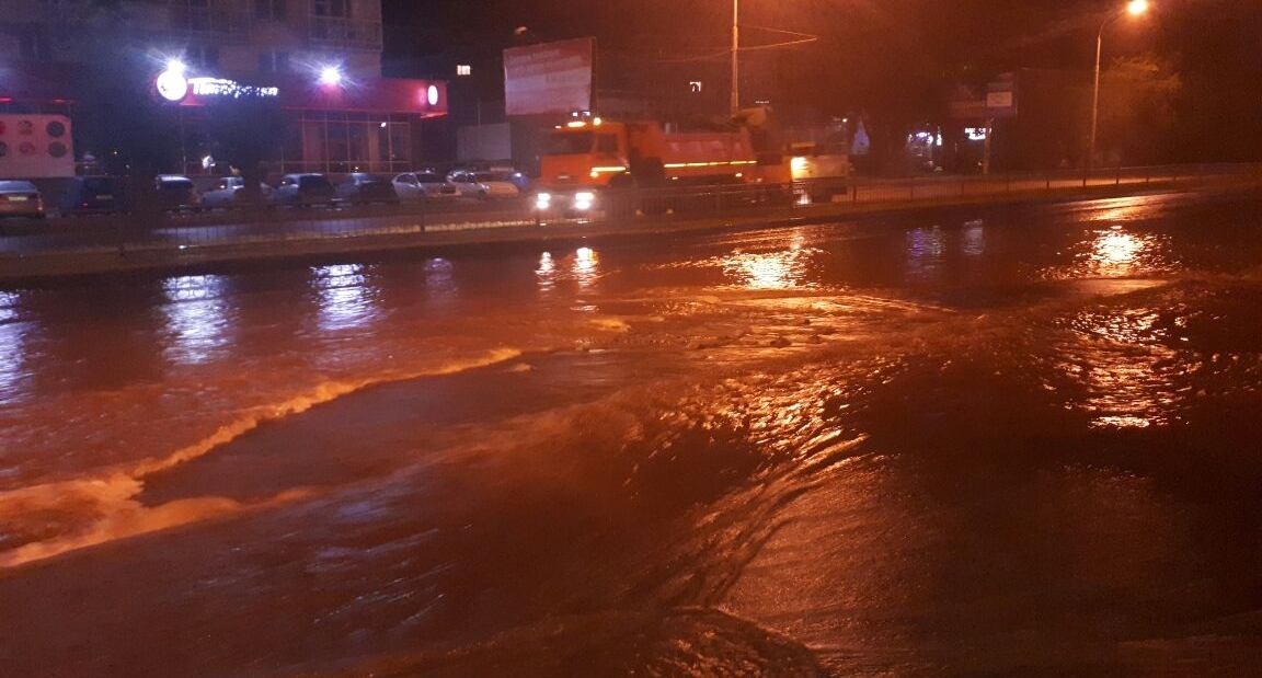 поток барнаул. струя фонтана. сброс сточных вод. дождь на озере. брызги водопада.