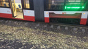 «Странно изогнулся»: в Самаре трехсекционный трамвай сошел с рельсов
