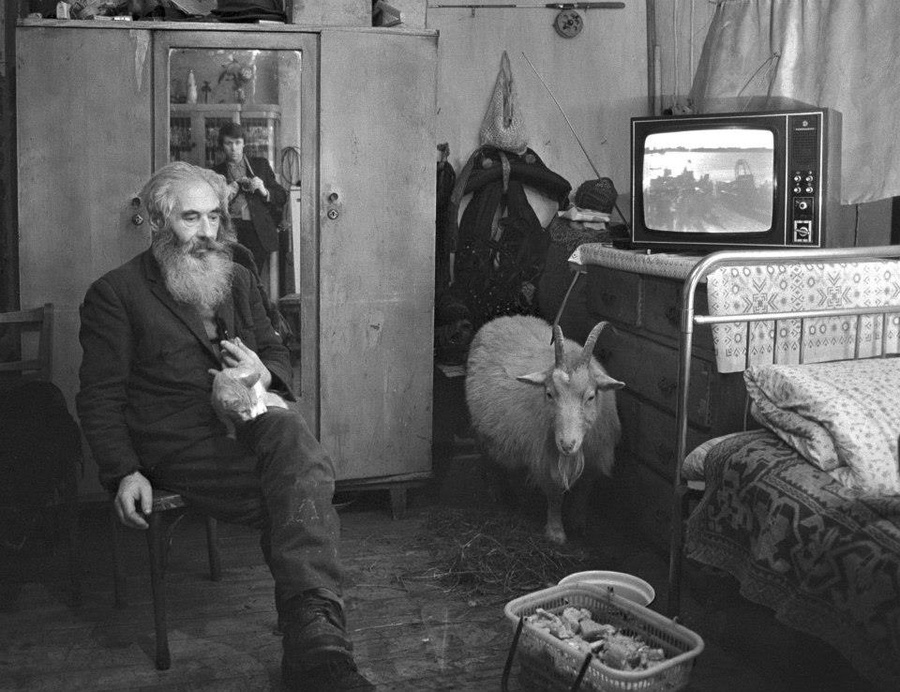 На этом кадре в зеркале виден сам фотограф На этом кадре в зеркале виден сам фотограф