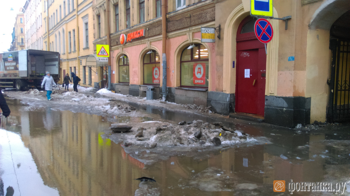 Остановка общественного транспорта на Английском проспекте.