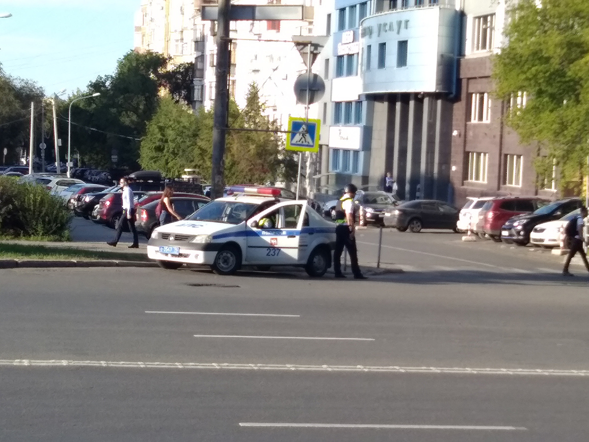 В центре Челябинска инспекторы ГИБДД работают в касках и бронежилетах
