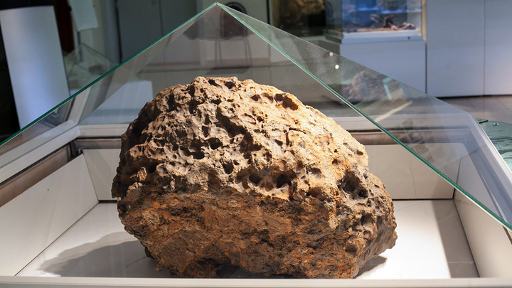 «Похудел» на 2,5 килограмма: у челябинского музея украли фрагмент метеорита