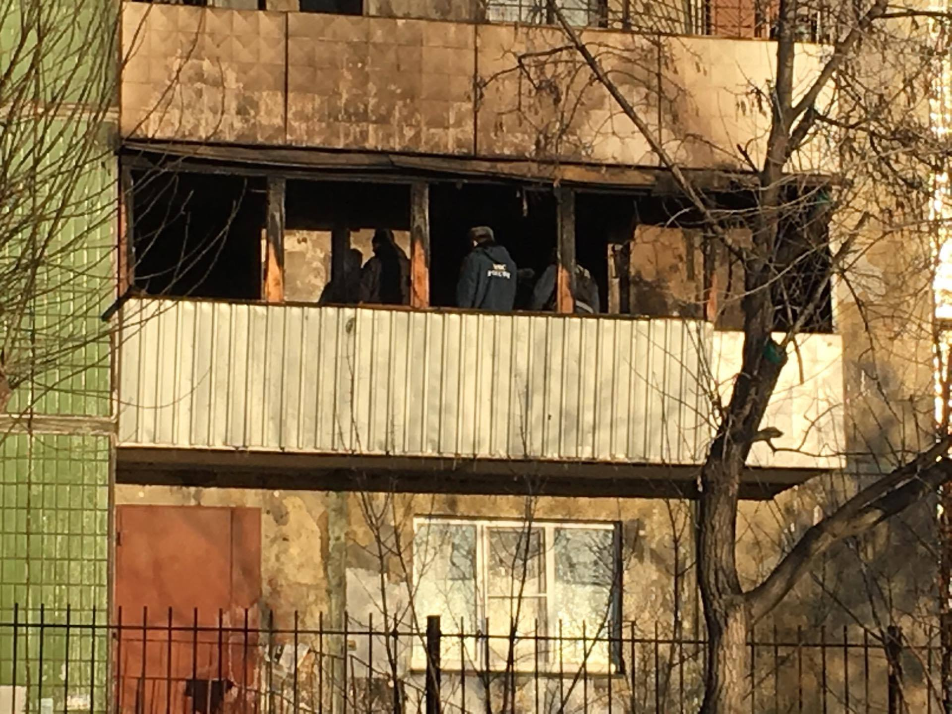 На балконе, где случился пожар, много сотрудников МЧС