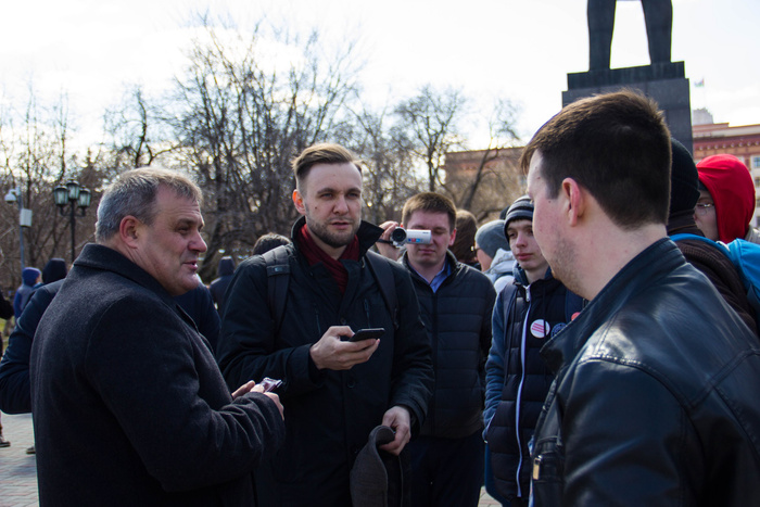 Перед началом митинга заместитель начальника УМВД по Тюмени Сергей Рыбаков (слева) предупредил Александра Куниловского (в центре) о недопустимости нарушения закона Перед началом митинга заместитель начальника УМВД по Тюмени Сергей Рыбаков (слева) предупредил Александра Куниловского (в центре) о недопустимости нарушения закона