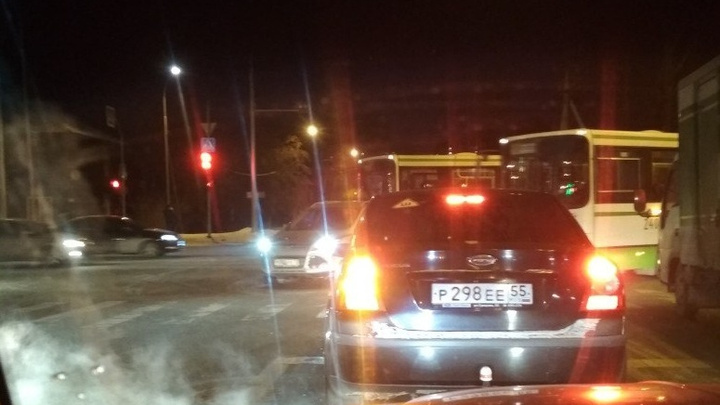 На перекрестке улиц Холодильной и Харьковской столкнулись автобус и Ford