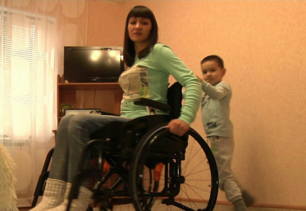 Девушка передвигается на инвалидной коляске