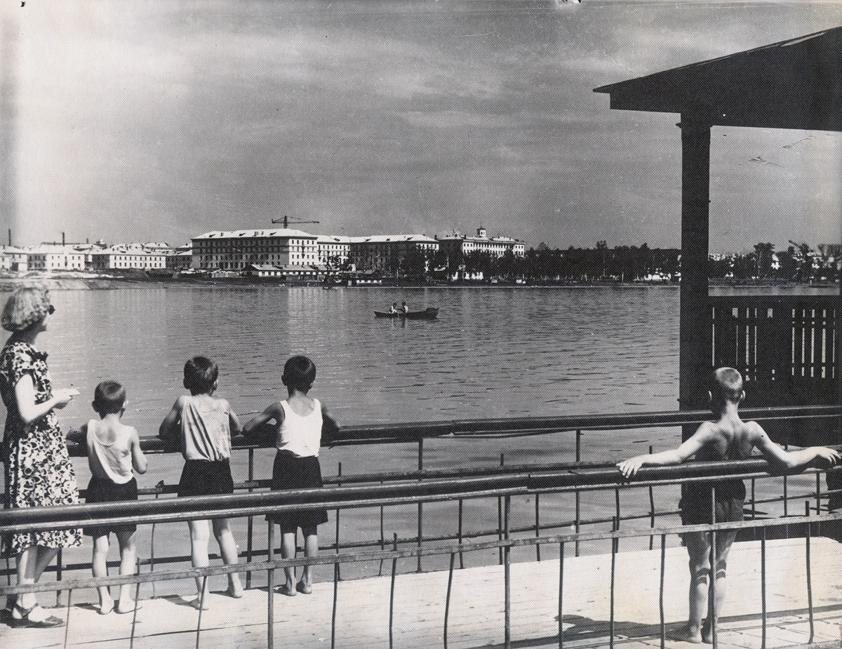 Вид на район мостков водной станции, которой сегодня нет. 1950-е