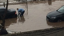 «Да там целое озеро!»: на дублере Ново-Садовой утонули автомобили