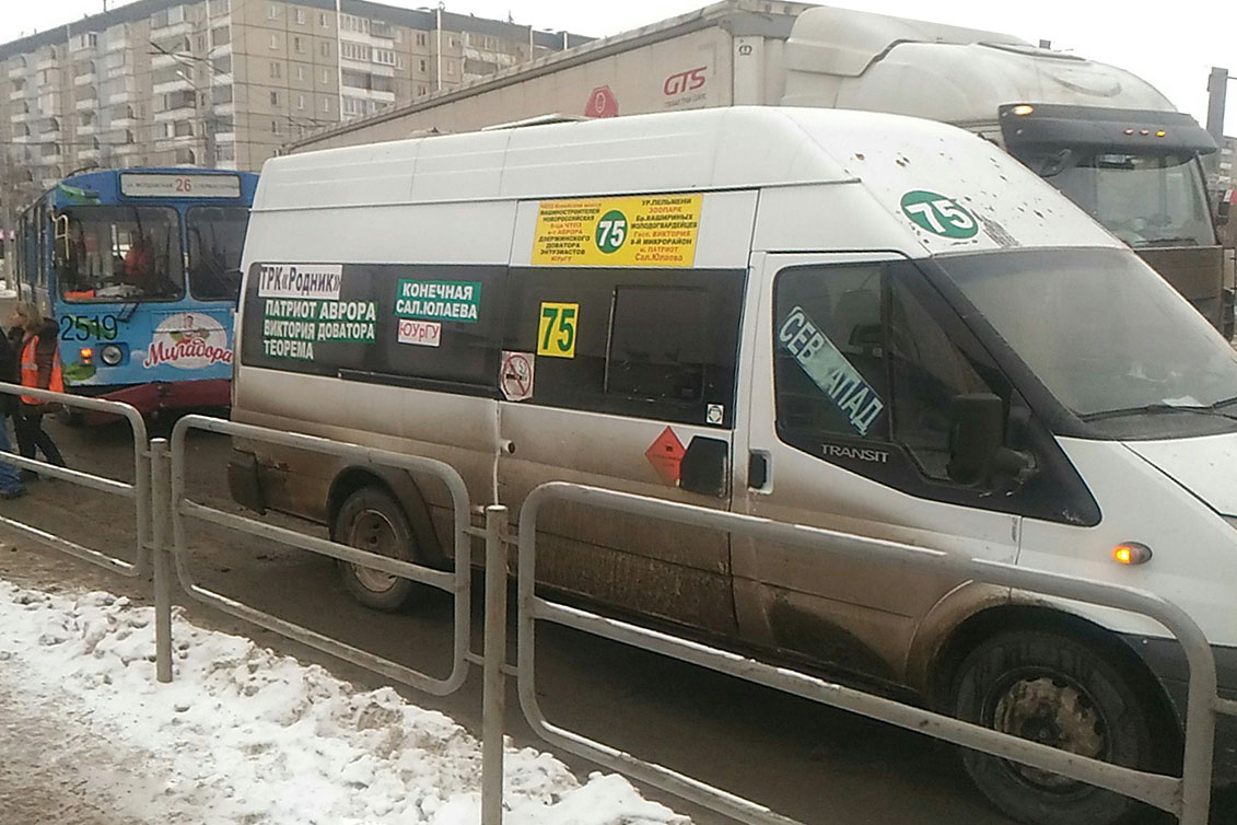 Сегодня ДТП с маршруткой произошло на остановке "Северо-Крымская" Сегодня ДТП с маршруткой произошло на остановке "Северо-Крымская"