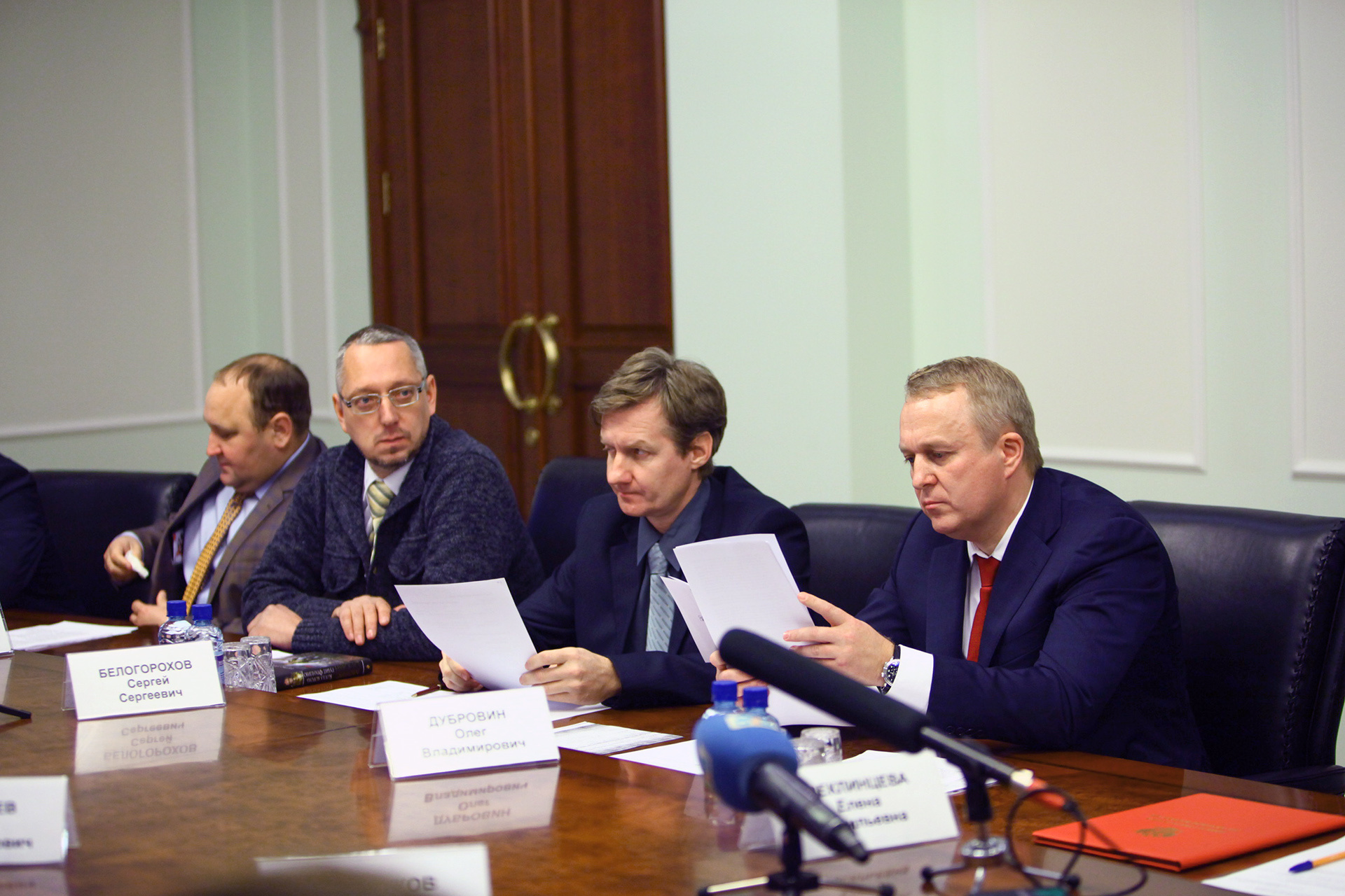 Олег Дубровин (справа) предложил провести следующую встречу на площадке Общественной палаты