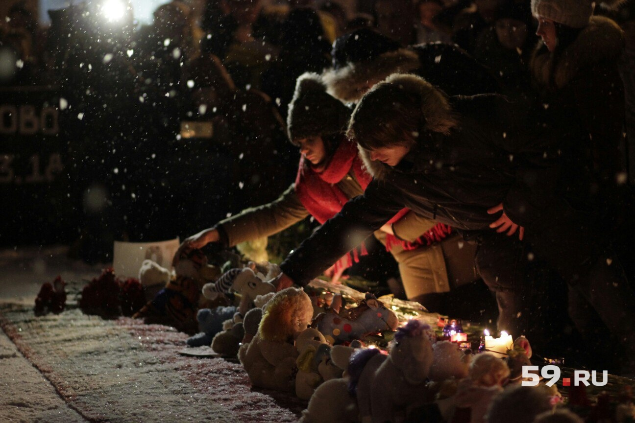Люди несли цветы, свечи и мягкие игрушки в память о детях, которые уже никогда не вернутся домой